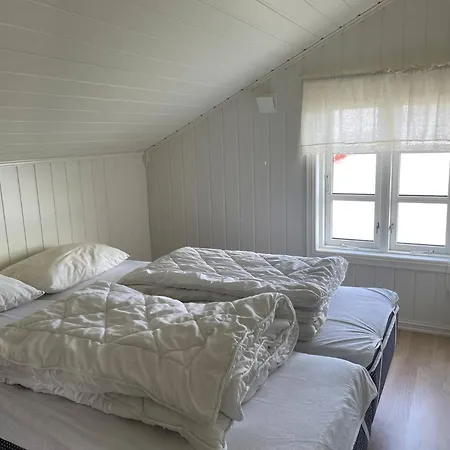 Charming House By The Sea In Reine, Lofoten *