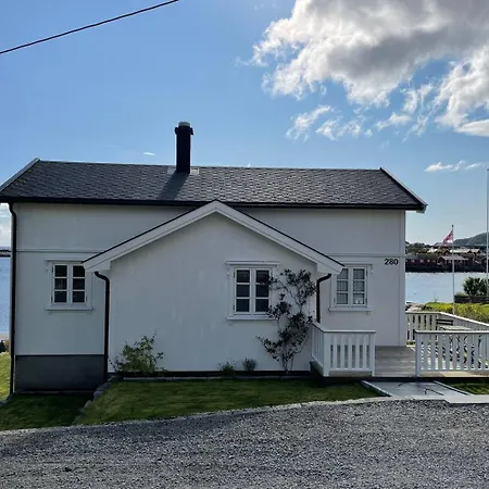 Charming House By The Sea In Reine, Lofoten Ferienhaus